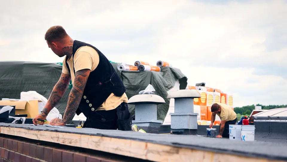 Dachdecker Thormählen bei der Arbeit auf einem Dach in der Region Schwerin