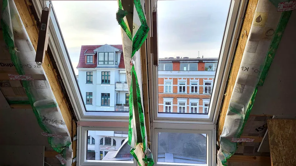 Neue Dachflächenfenster mit optimaler Wärmedämmung nach der Erneuerung