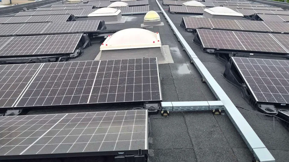 Saniertes Flachdach mit Regenerierungslage und PV-Anlage