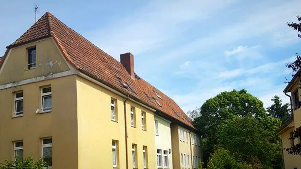 Dach vor der Komplettumdeckung: verwitterte Eindeckung mit Moosbewuchs