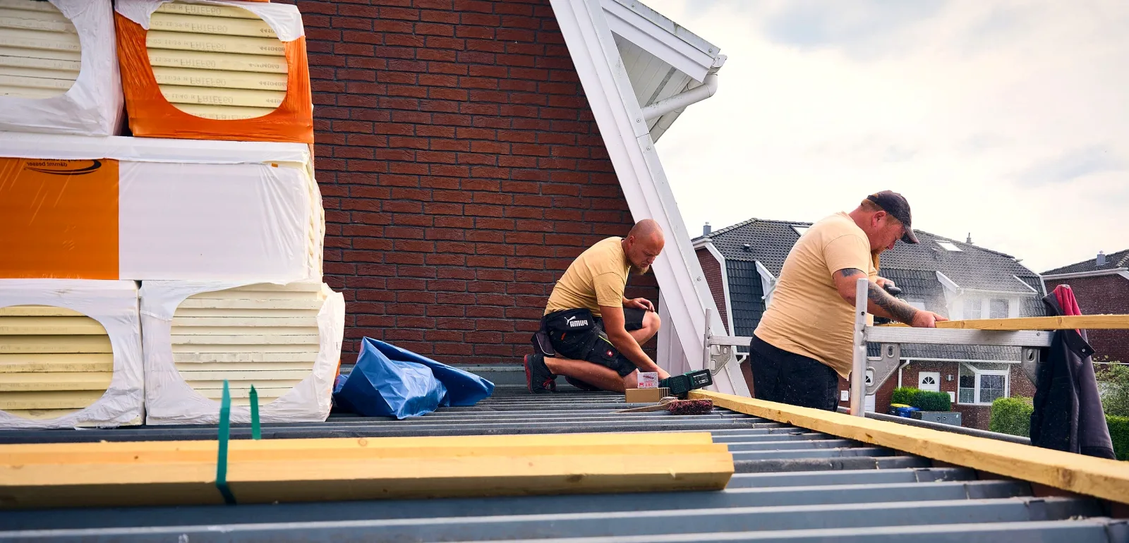 Dachdecker von Thormählen bei der Arbeit auf einem Dach mit Dämmplatten