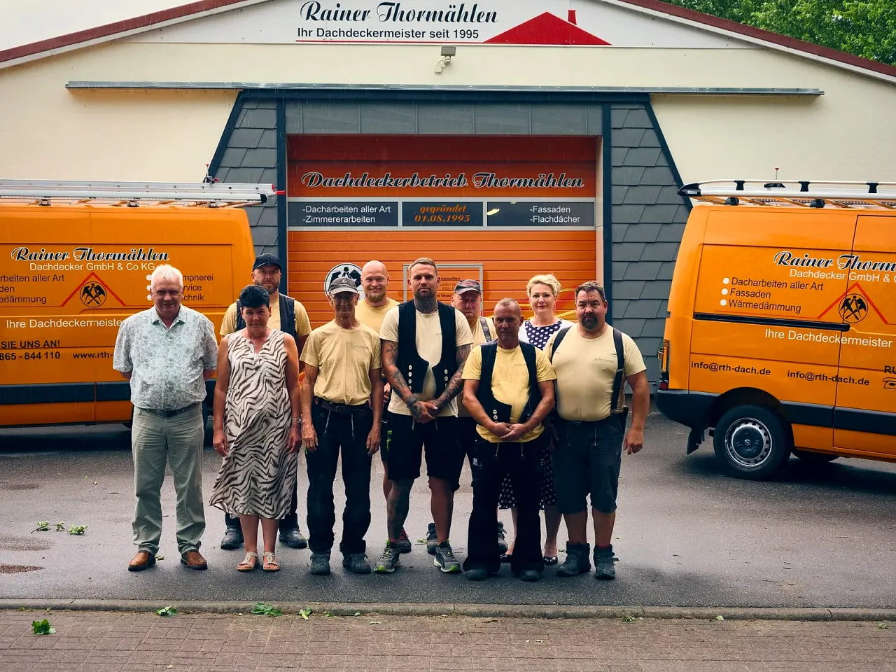 Das Team des Dachdecker-Meisterbetriebs Thormählen vor der Betriebshalle in Holthusen