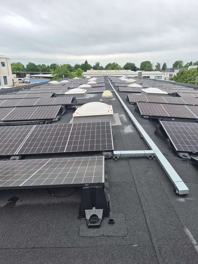 Saniertes Flachdach mit Photovoltaikanlage in Aufständerung