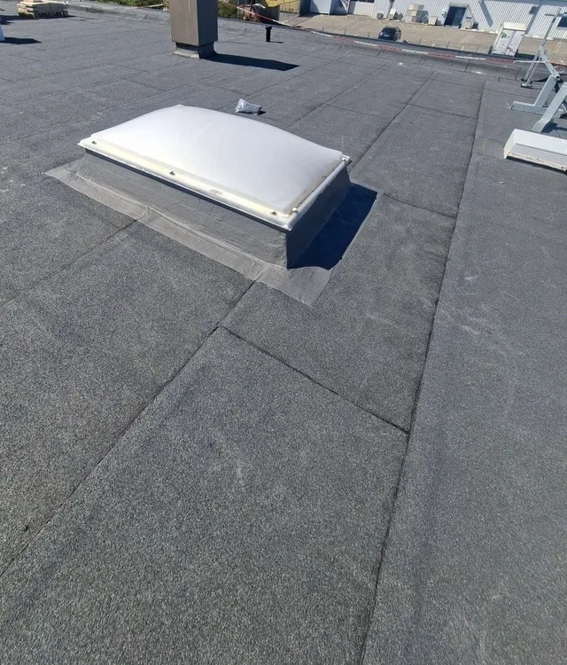 Detail der neuen Bitumenabdichtung mit aluminiumbeschichtetem Dachrand