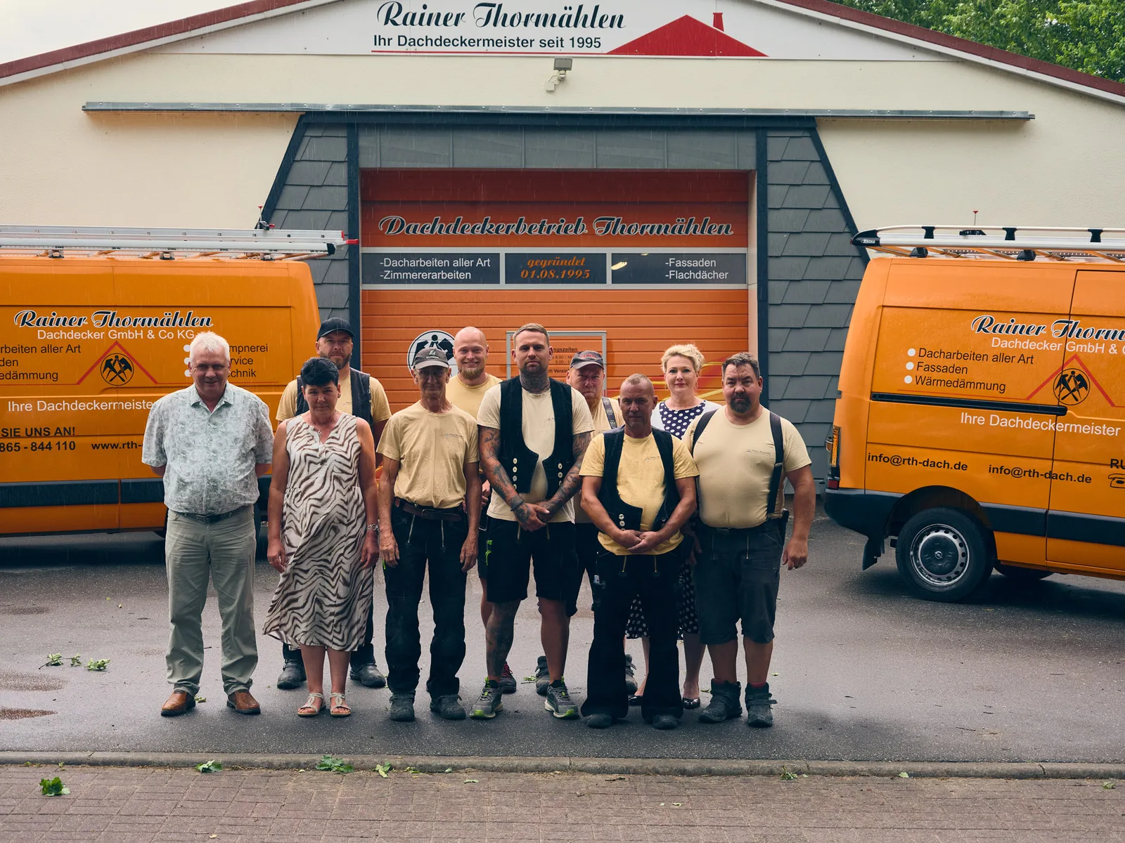 Das Team des Meisterbetriebs Rainer Thormählen vor der Firmenhalle in Holthusen