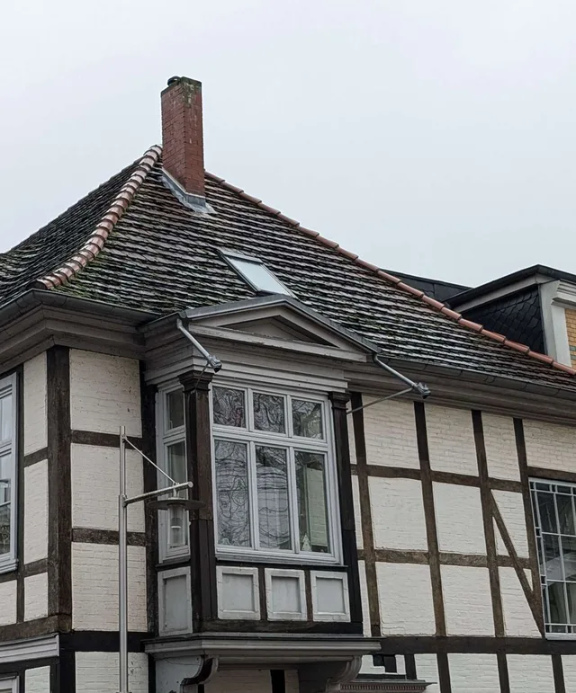 Detailaufnahme der neuen Tonziegeldeckung an Gaube und Traufe