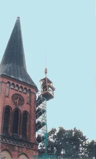 Rainer Thormählen senior auf dem Weg zum Turmdach der Pampower Kirche mit dem Wetterhahn