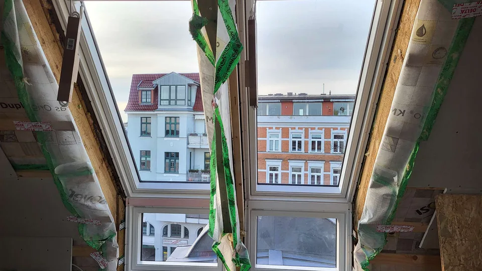 Neue Dachflächenfenster mit optimaler Wärmedämmung nach der Erneuerung