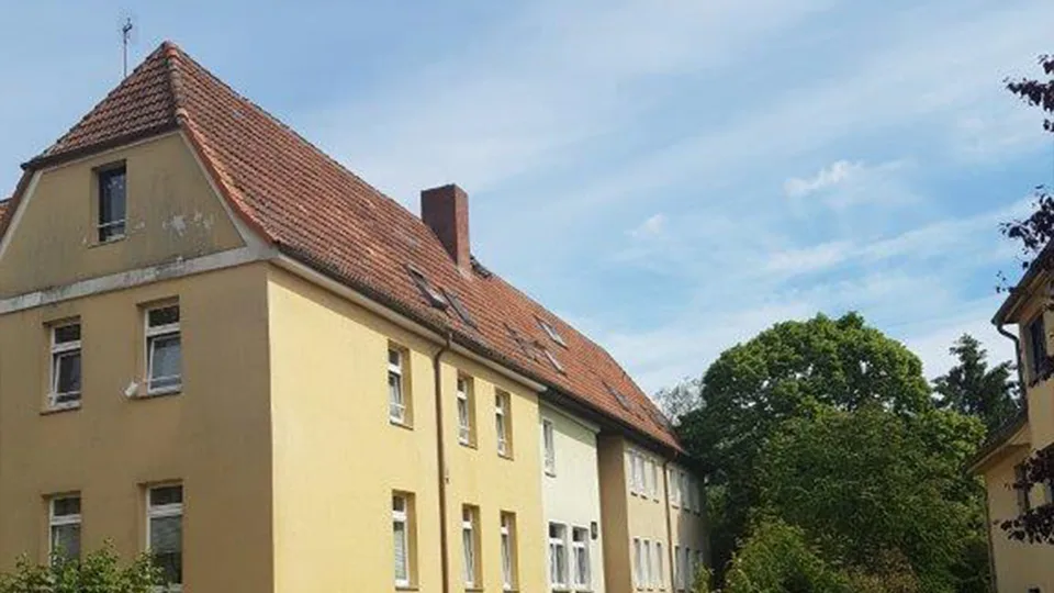 Dach vor der Komplettumdeckung: verwitterte Eindeckung mit Moosbewuchs