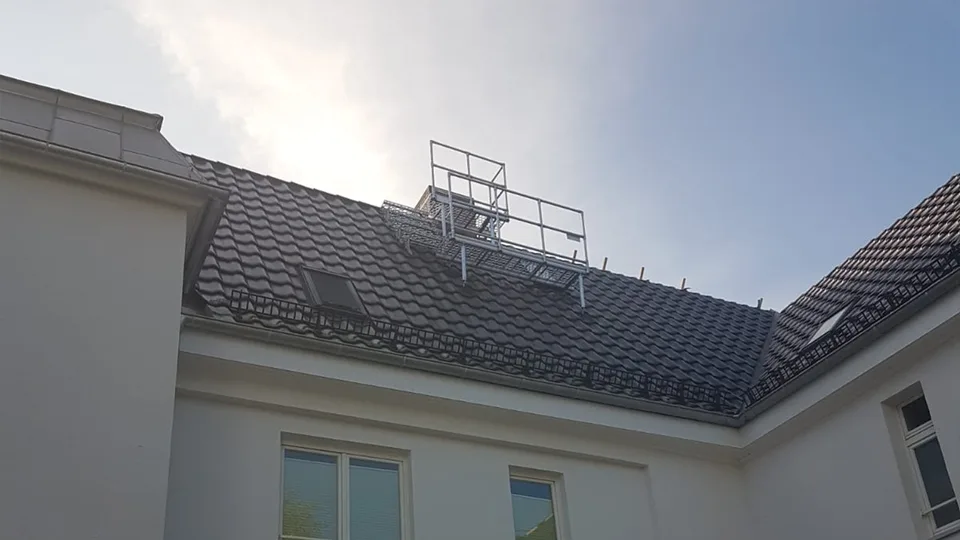 Dach nach der Komplettumdeckung mit neuen Tonziegeln