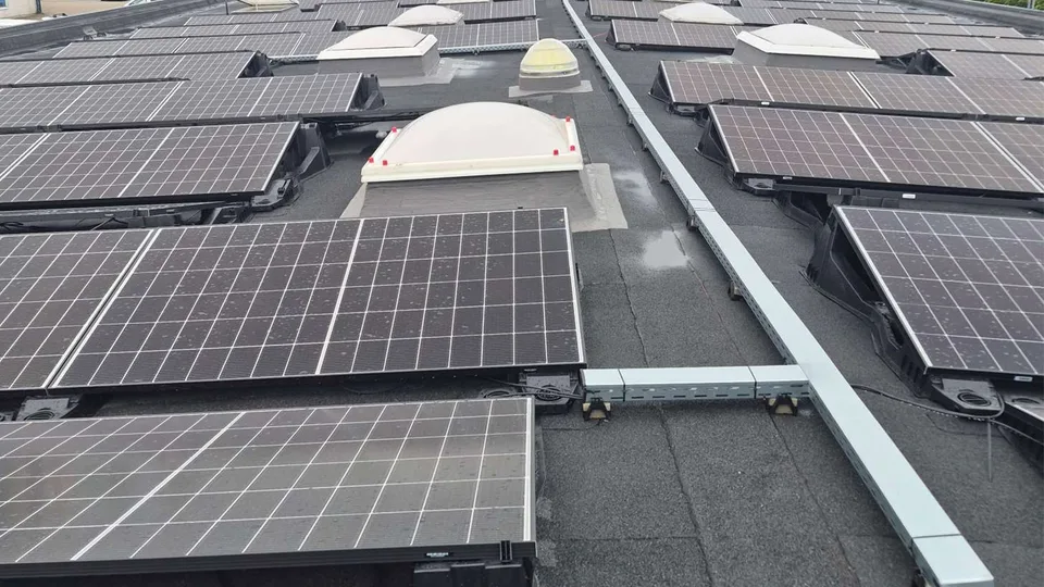 Saniertes Flachdach mit Regenerierungslage und PV-Anlage