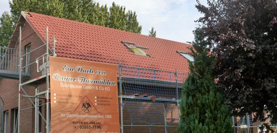 Neu eingedecktes Ziegeldach eines Wohnhauses nach der Komplettsanierung