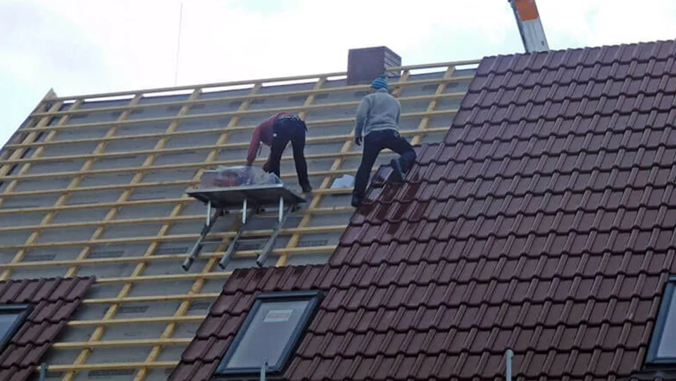 Dachfläche während der Neueindeckung mit neuen Dachpfannen