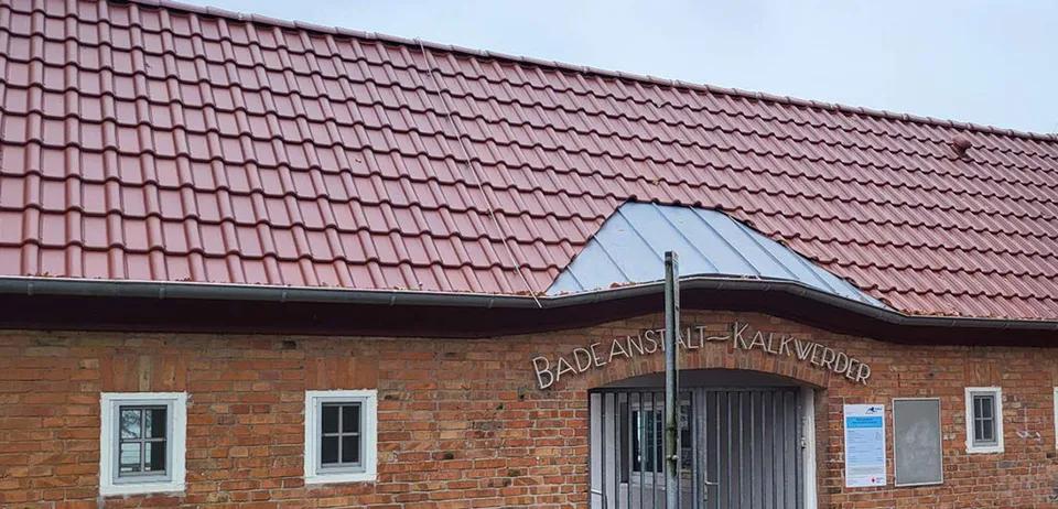 Neues Ziegeldach eines gemauerten Bestandsgebäudes