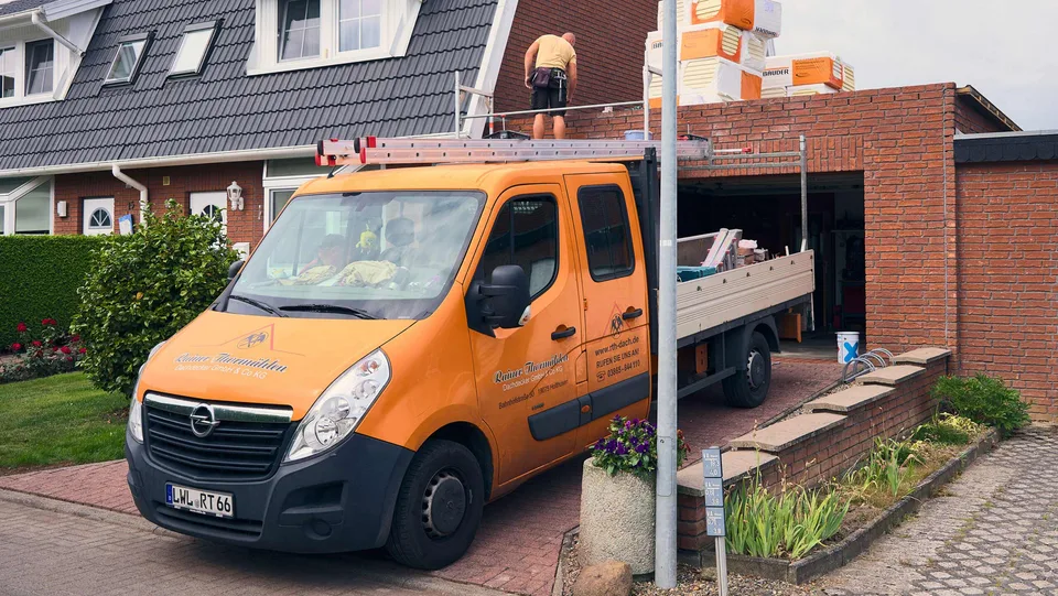 Dachdeckerarbeiten des Teams Thormählen an einem Steildach