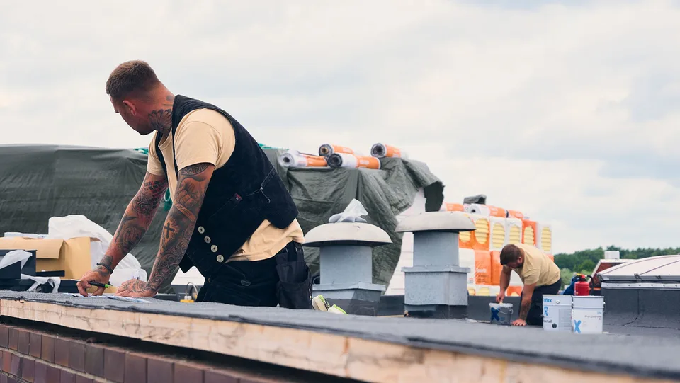 Dachdecker Thormählen bei der Arbeit auf einem Dach in der Region Schwerin