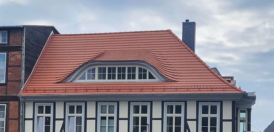 Altes Dach mit deutlichen Alterserscheinungen vor der Sanierung