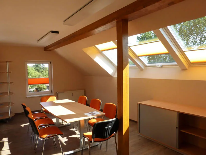 Dachfenster von innen mit hellem Tageslichteinfall