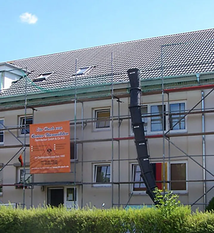 Dachdecker beim fachgerechten Anbringen der Dämmung