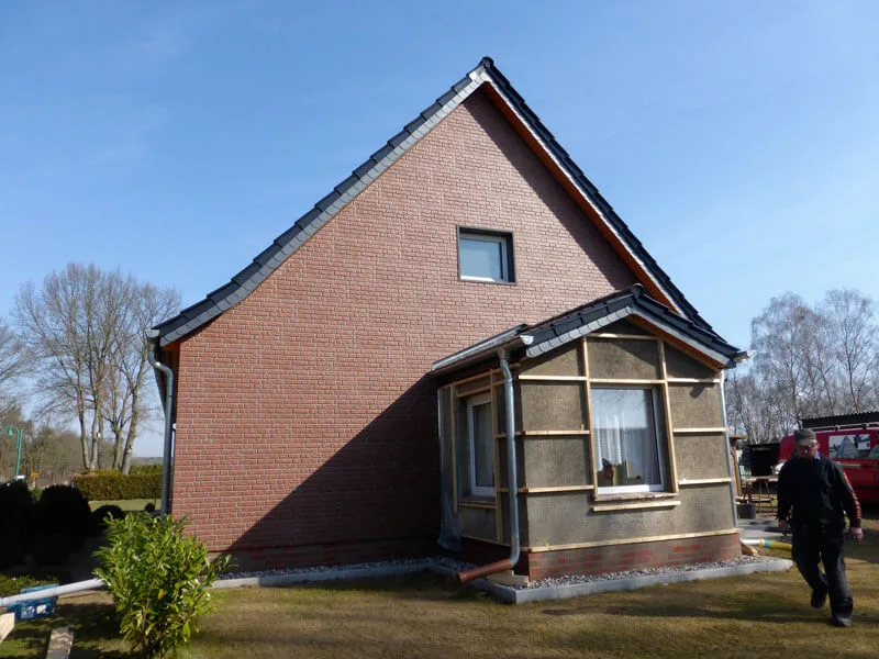 Fassadenbekleidung an einem Wohnhaus