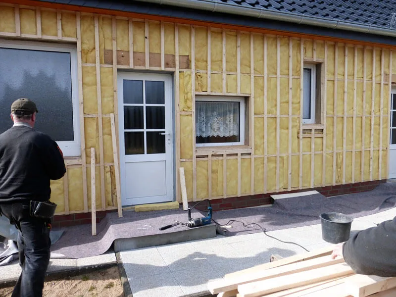 Moderne Fassadenbekleidung mit klarer Linienführung