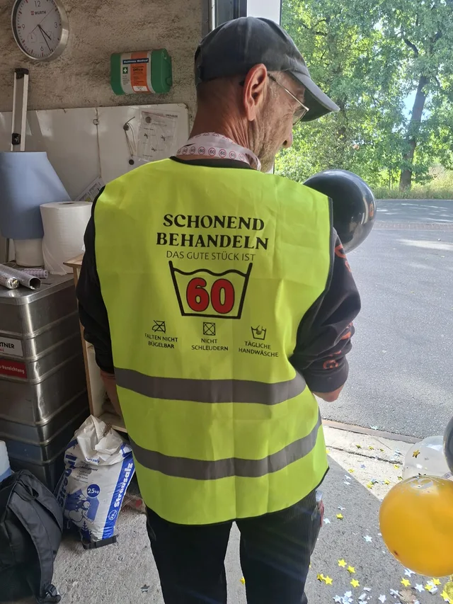 Ralf und das Team Thormählen bei der Geburtstagsfeier im Betrieb.