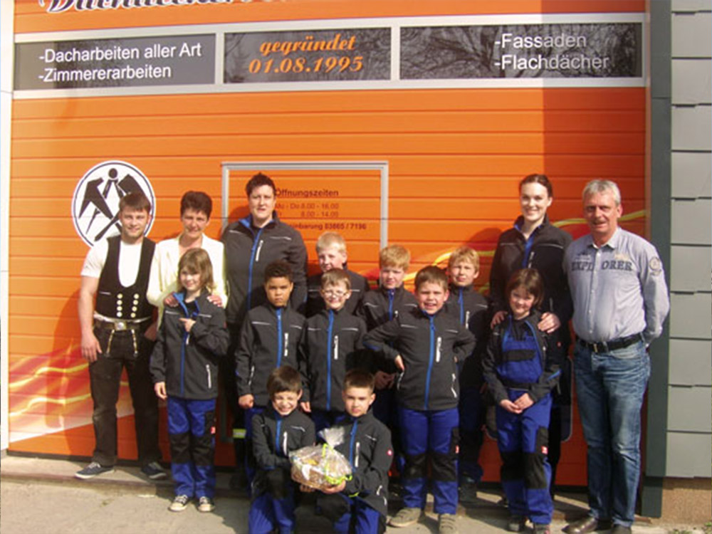 Dachdecker-Team Thormählen mit Kindern – Engagement für Handwerk, Ausbildung und Nachwuchsförderung.
