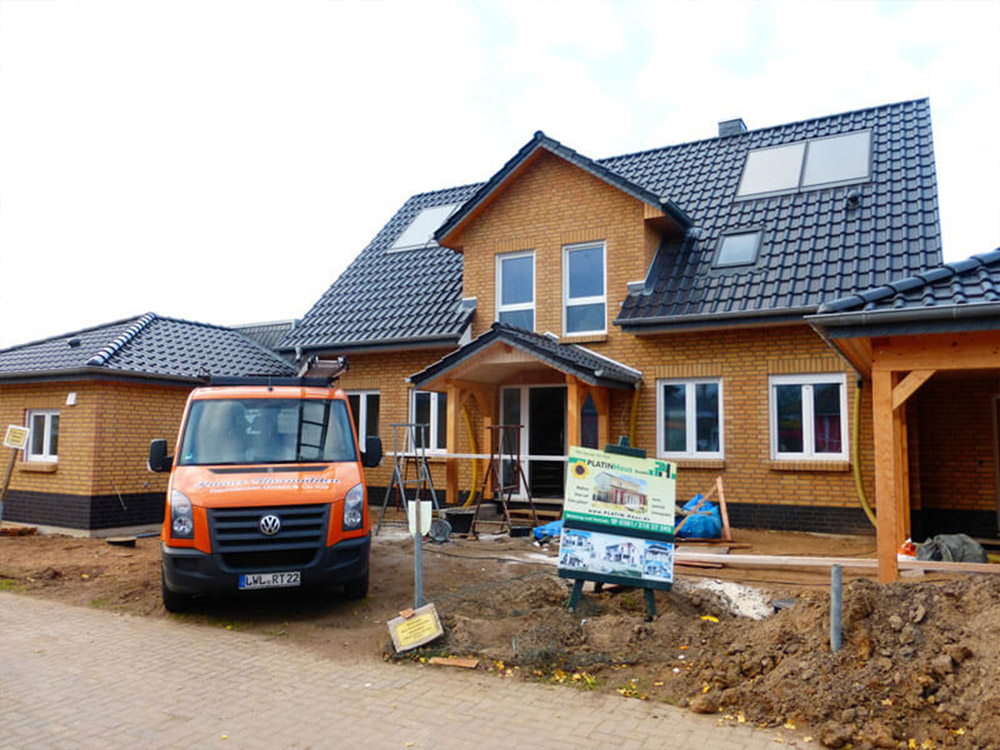 Neubau mit modernem Dach und Dachdecker-Fahrzeug – Dacharbeiten vom Meisterbetrieb Thormählen.