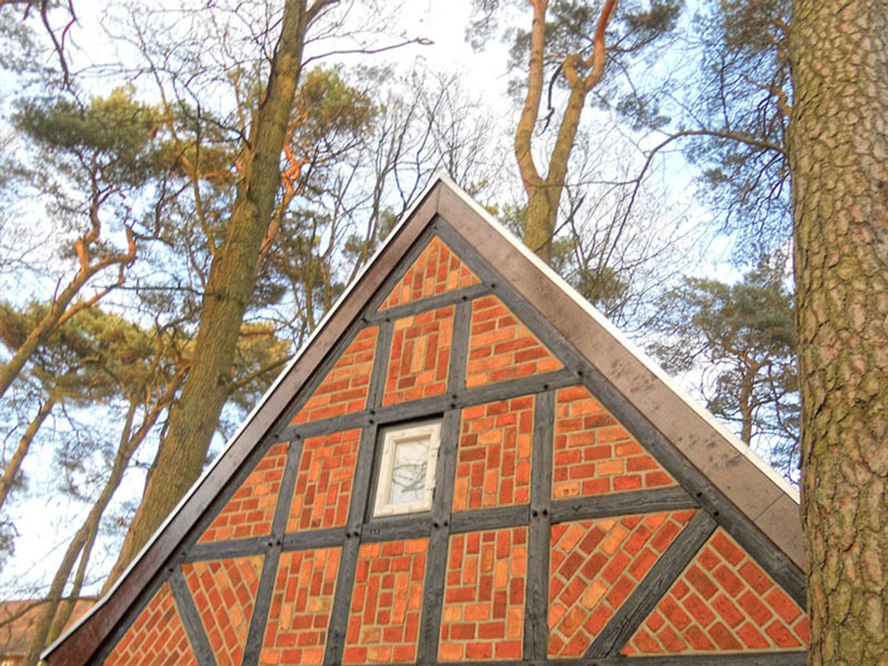 Sanierter Fachwerkgiebel – Kombination aus traditionellem Handwerk und moderner Dachtechnik.