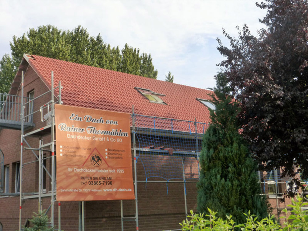Neu gedecktes Ziegeldach – Dachneueindeckung durch Meisterbetrieb Thormählen.
