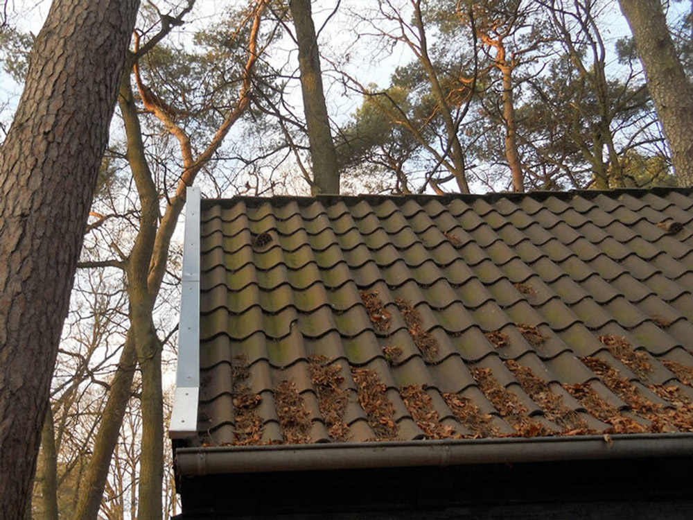 Altes, verwittertes Dach vor der Sanierung – Vorbereitung für Dachreparatur durch Dachdecker Thormählen.