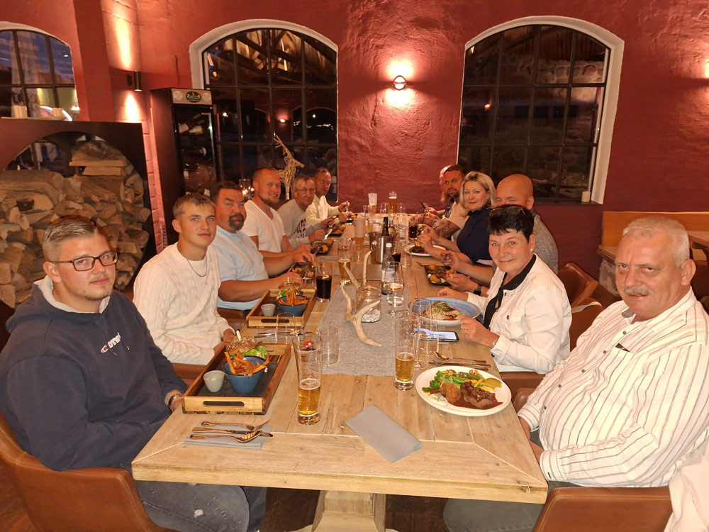 Team des Dachdeckermeisterbetriebs Rainer Thormählen beim gemeinsamen Abendessen – Zusammenhalt und Teamgeist im Handwerk.