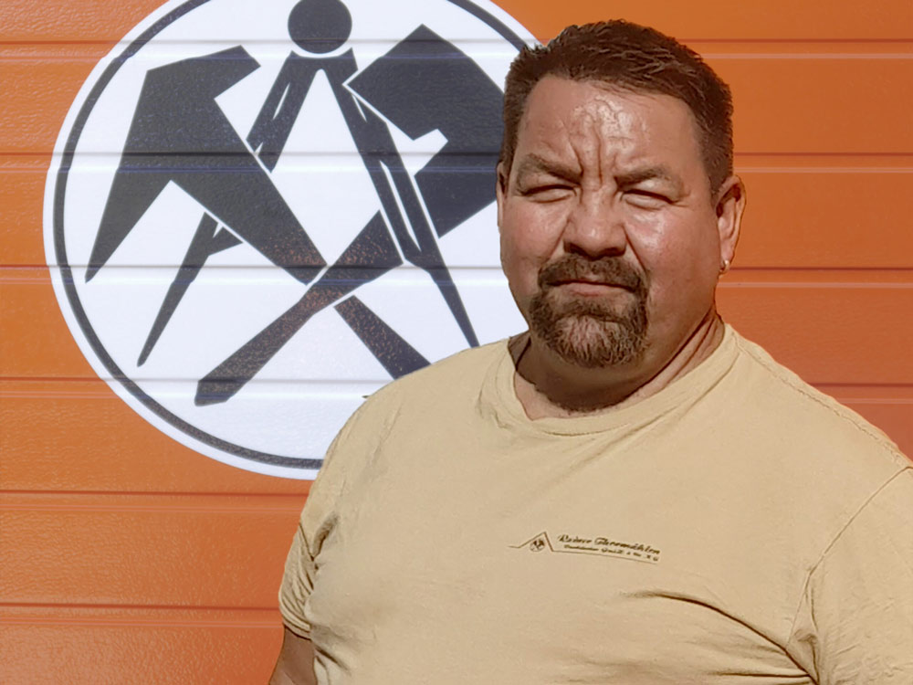 Porträt eines Dachdeckers im Meisterbetrieb Rainer Thormählen – Erfahrung und Zuverlässigkeit im Handwerk.