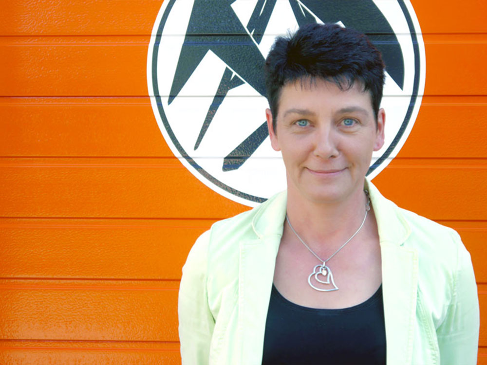 Mitarbeiterin der Verwaltung im Dachdeckermeisterbetrieb – Kompetenz und Organisation im Hintergrund.