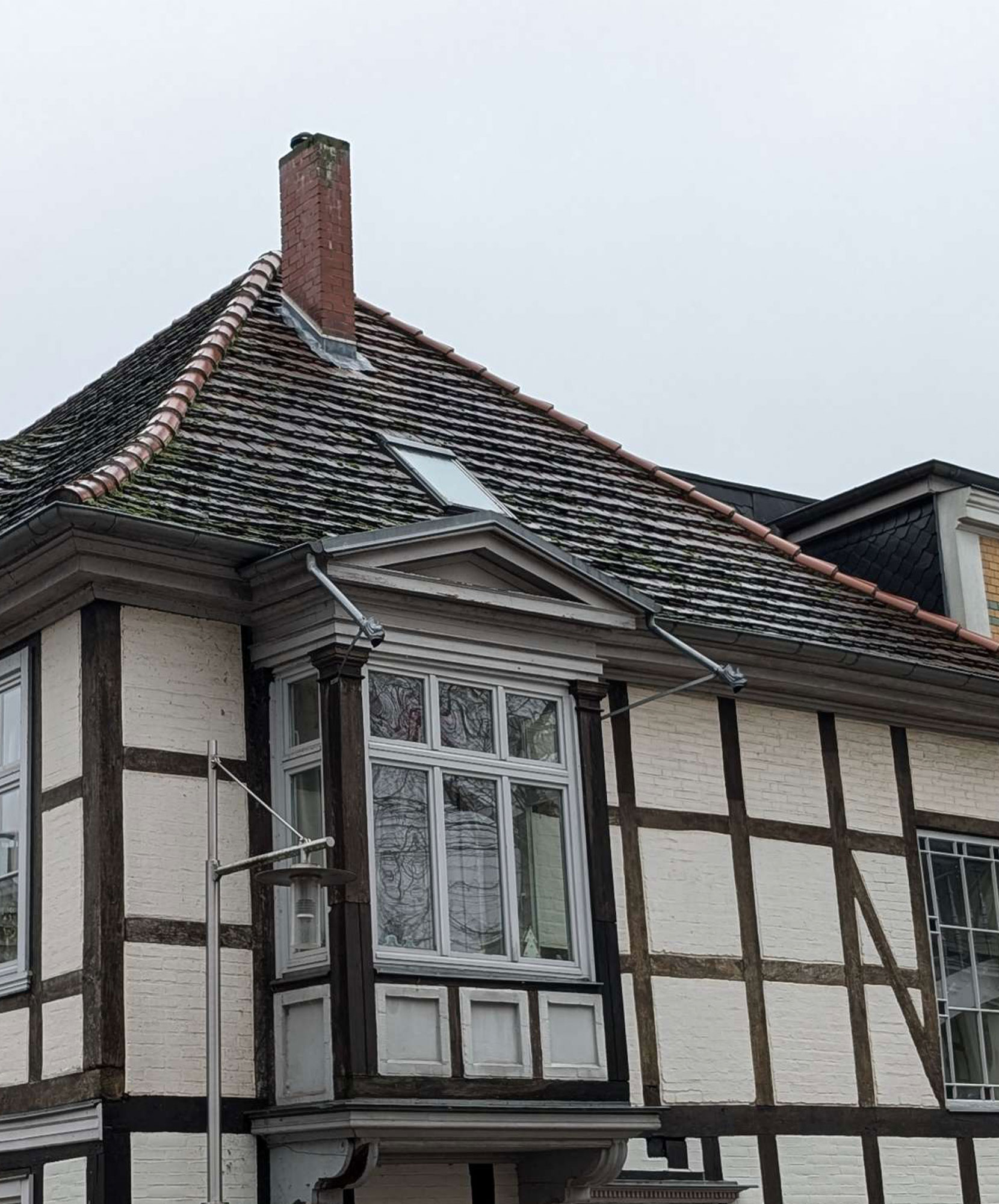 Fachwerkhaus mit altem Dach – Zustand vor der Dachsanierung durch den Meisterbetrieb.
