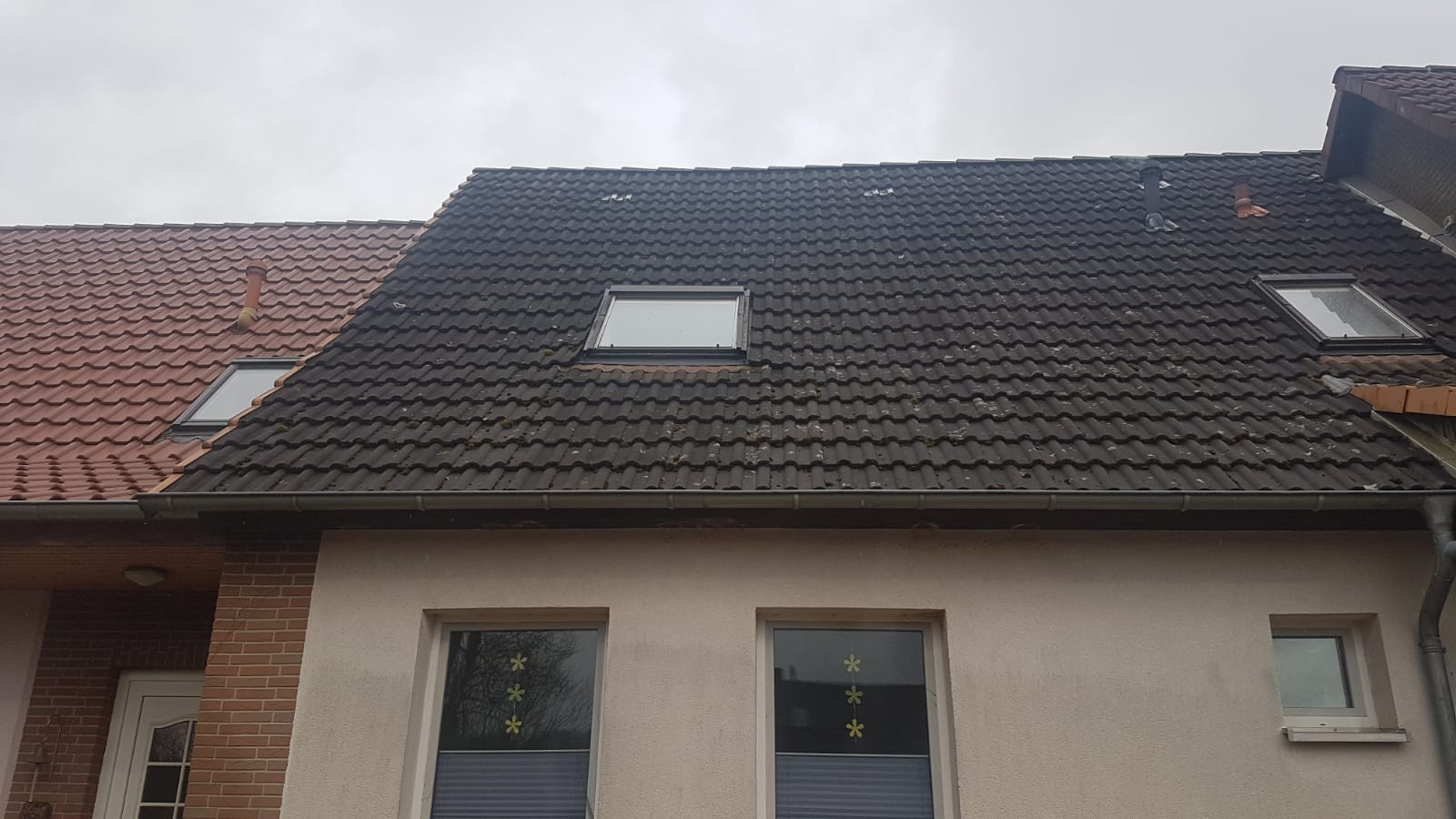 Wohnhaus mit altem Dach vor der Sanierung – sichtbarer Bedarf an Neueindeckung.