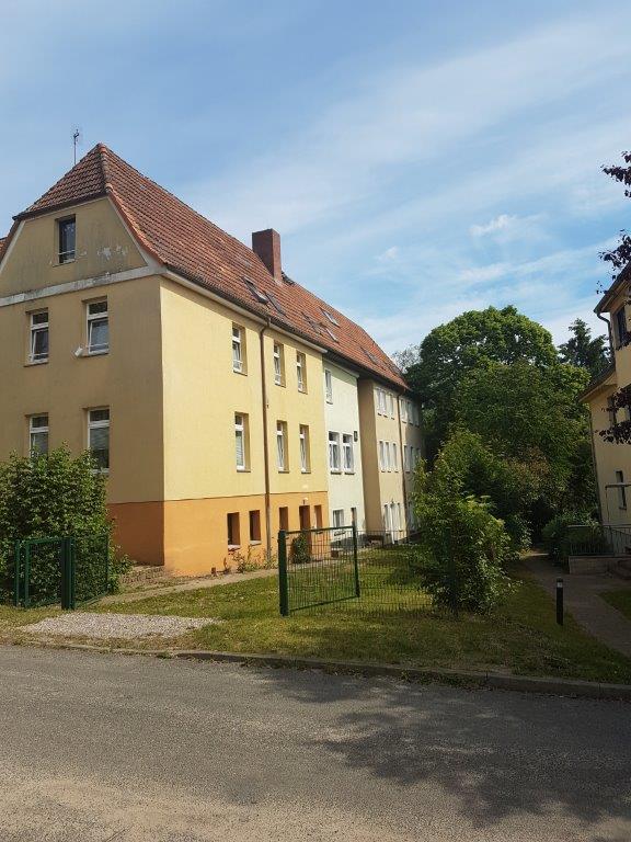 Mehrfamilienhaus mit altem Dach – deutlich sichtbarer Sanierungsbedarf vor der Dachsanierung.
