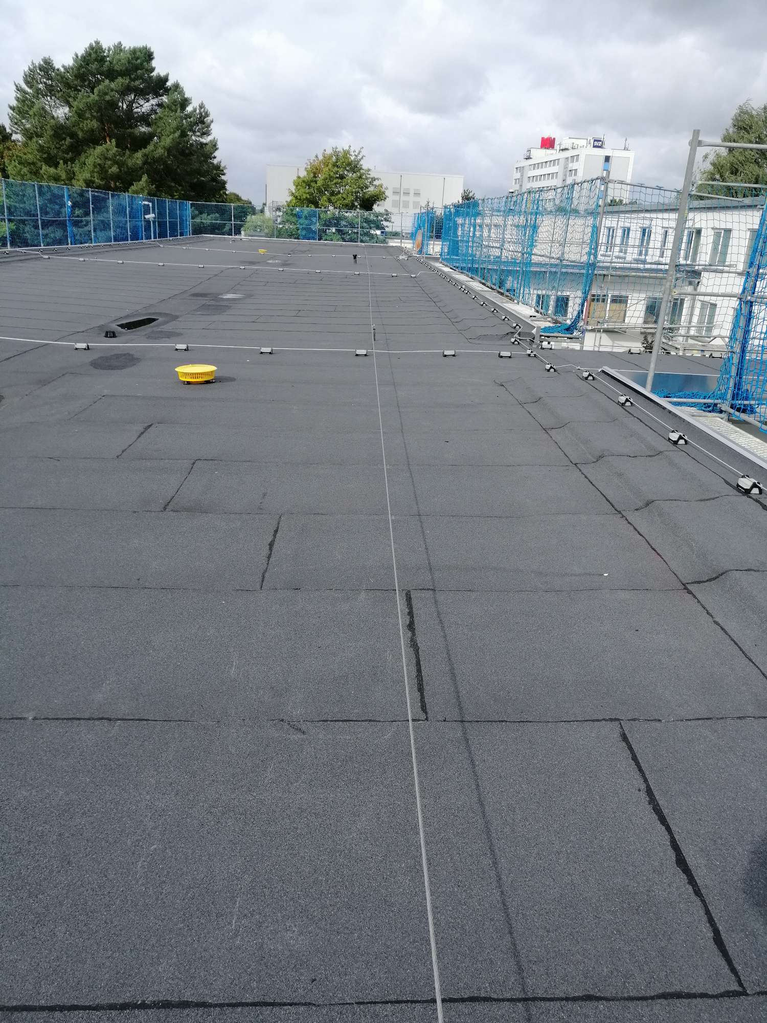 Frisch saniertes Flachdach mit neuer Abdichtung – hochwertige Dachdeckerarbeit in Meisterqualität.