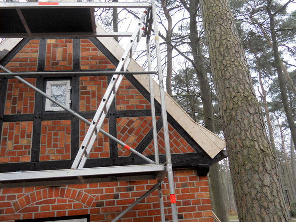 Fachwerkhaus mit Baugerüst – Dachsanierung und Restaurierung durch Meisterbetrieb.