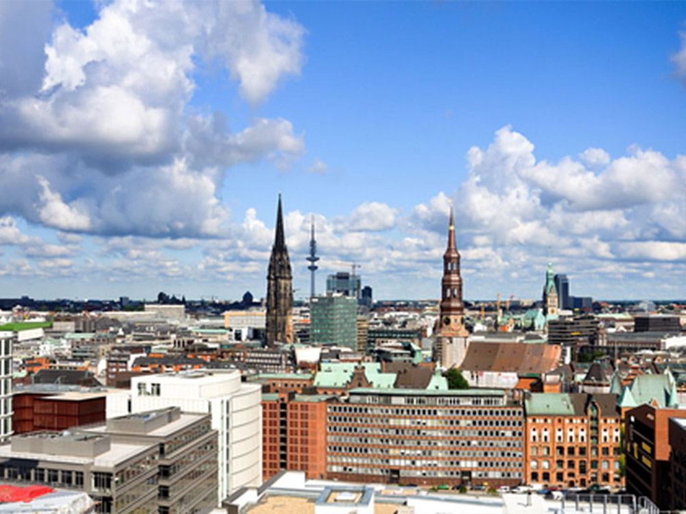 Panorama einer Stadt mit zahlreichen Dächern – Vielfalt im Dachdeckerhandwerk.