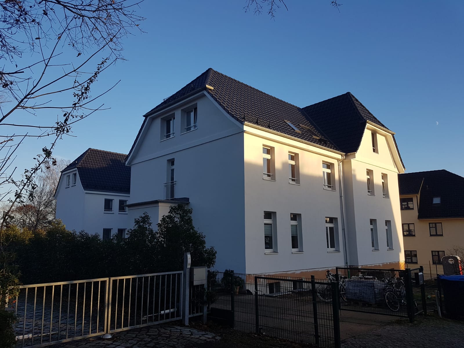 Modernes Steildach mit Sicherheitsaufbau – Dachsanierung und Wartung durch Dachdeckermeisterbetrieb.